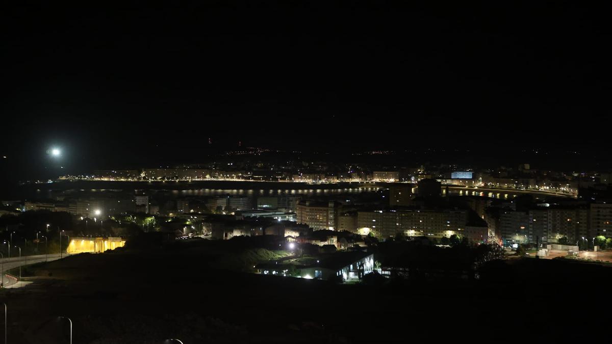 A Coruña ya iluminada de madrugada desde el parque de Bens