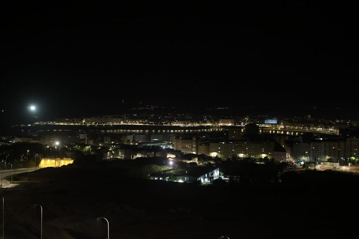A Coruña ya iluminada en la madrugada del apagón desde el parque de Bens