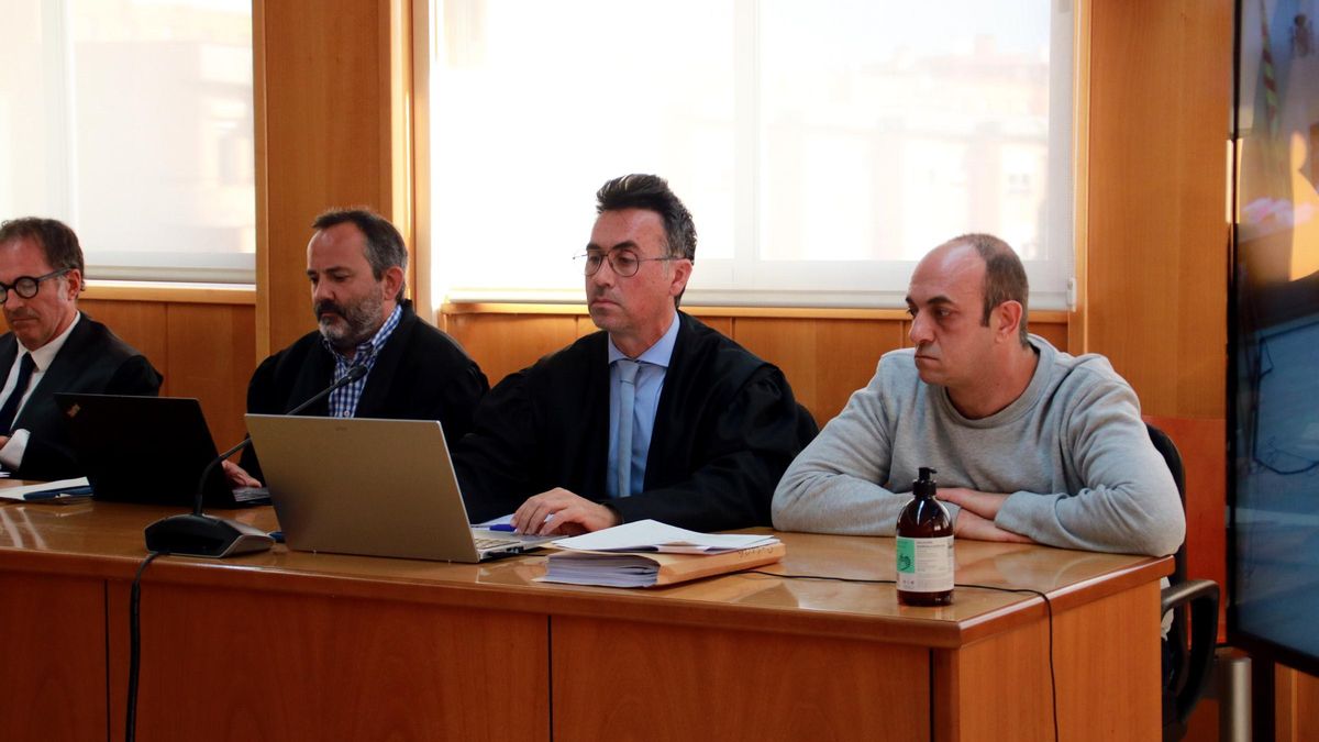 El acusado (derecha) de asesinar a su pareja de 41 años, en 2023 en Tarragona, durante la primera jornada del juicio, este lunes.