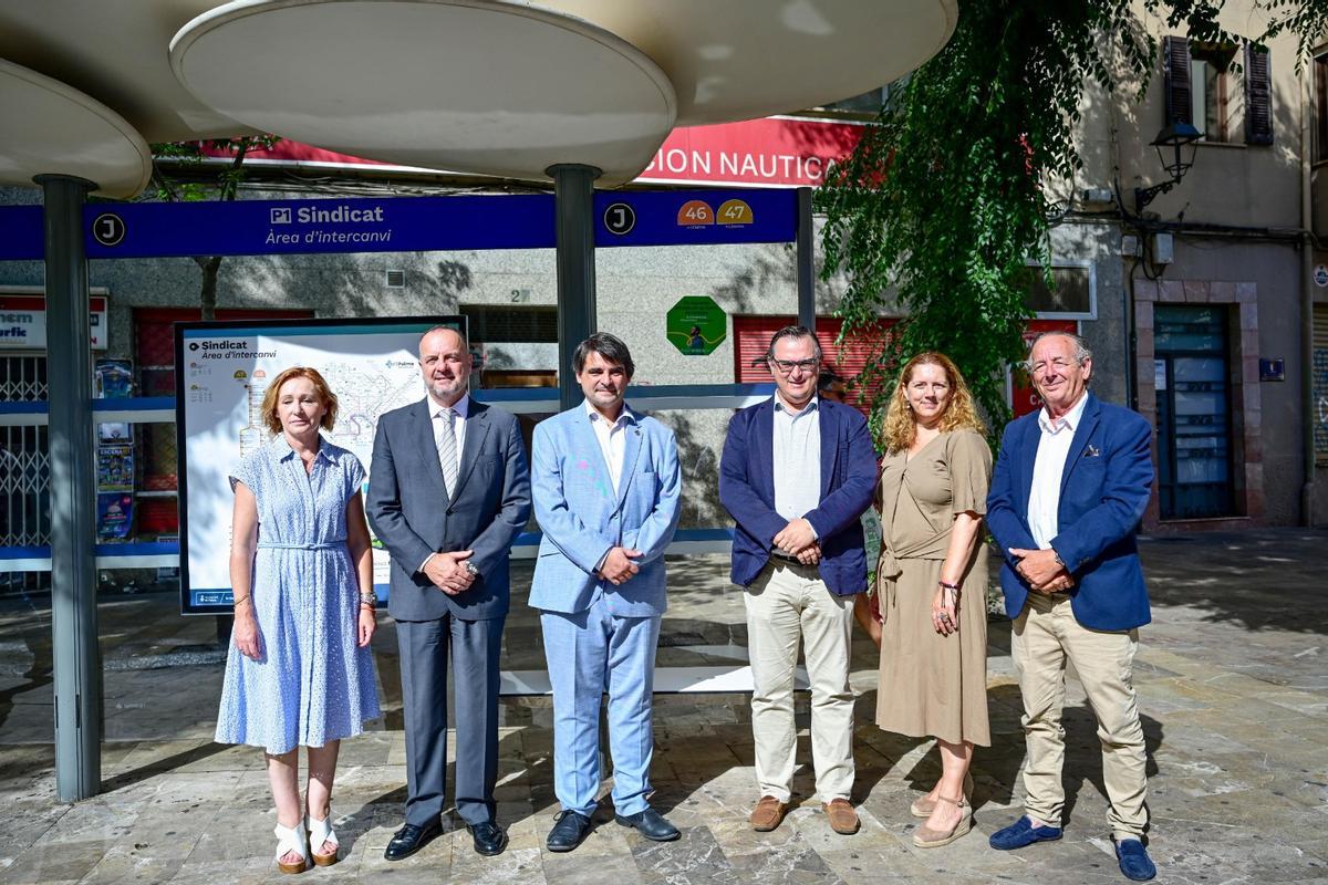 Imagen del acto en el que posan el teniente de alcalde de Mobilitat y presidente de la EMT Palma, Toni Deudero; el gerente de la EMT Palma, Juanjo Elías; y el presidente de la Asociación Española Contra el Cáncer en las Illes Balears, José Reyes.