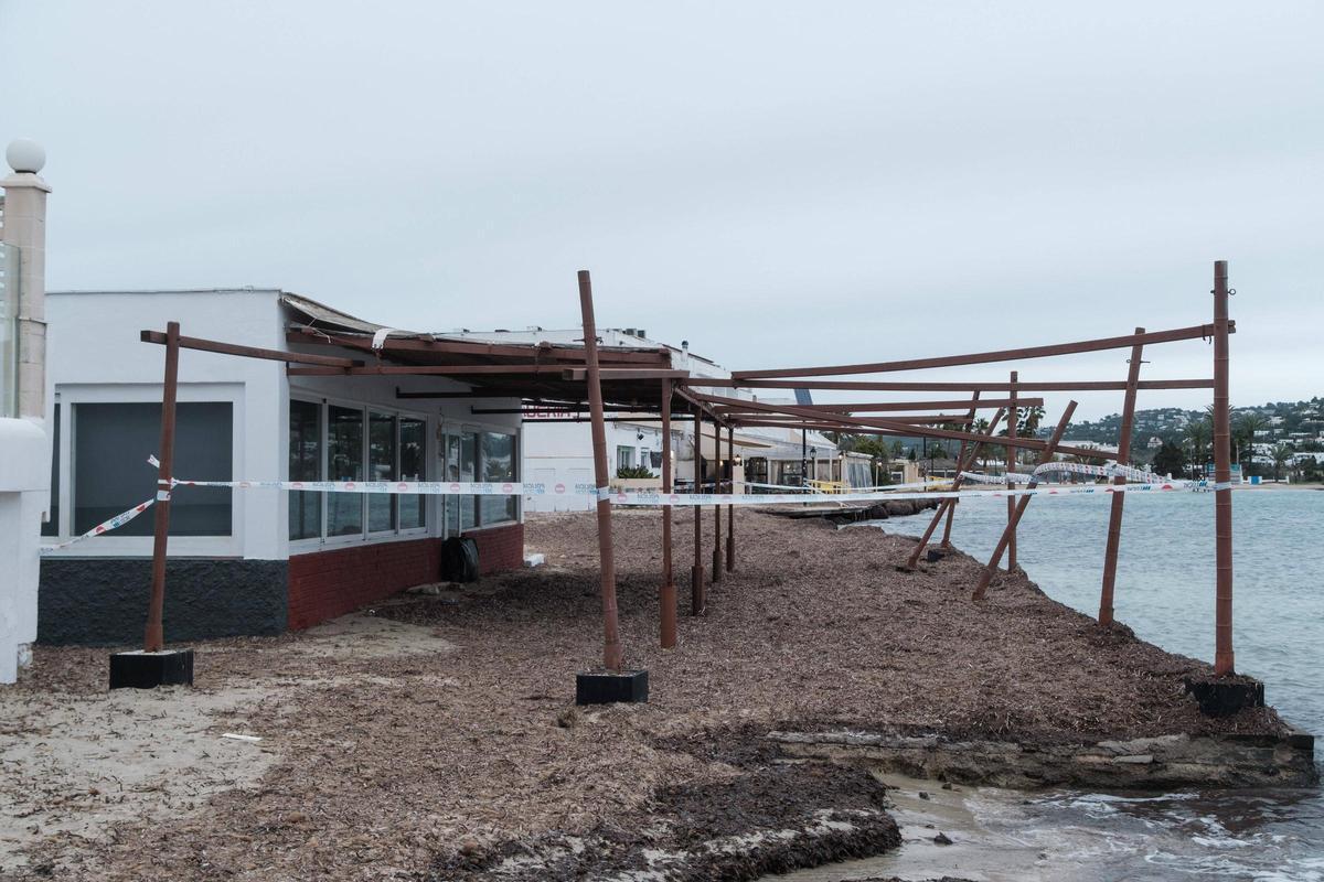 Precintan el bar Flotante de Talamanca por el peligro de su estructura tras el temporal