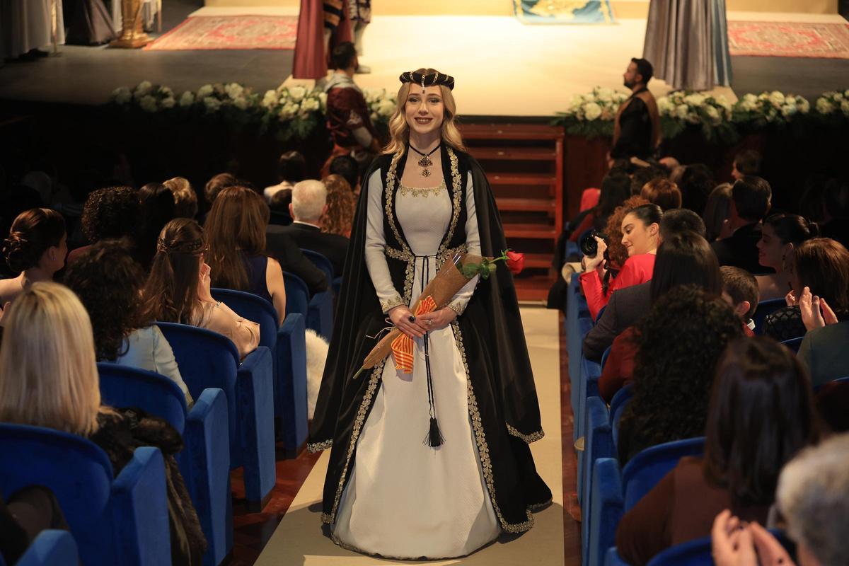 Na Violant d'Hongria: sueño medieval para Victoria Arcos en el 75º aniversario de la Germandat