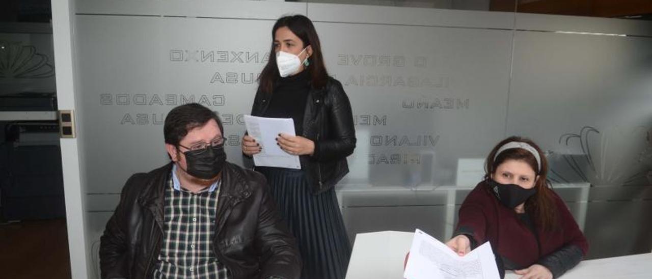 Carlos Iglesias, Marta Giráldez y Fátima Abal durante la rueda de prensa de ayer. |   // NOÉ PARGA