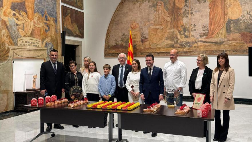 Igualada porta roses dolces al Palau de la Generalitat