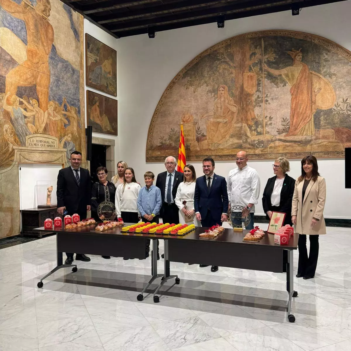 Igualada porta roses dolces al Palau de la Generalitat