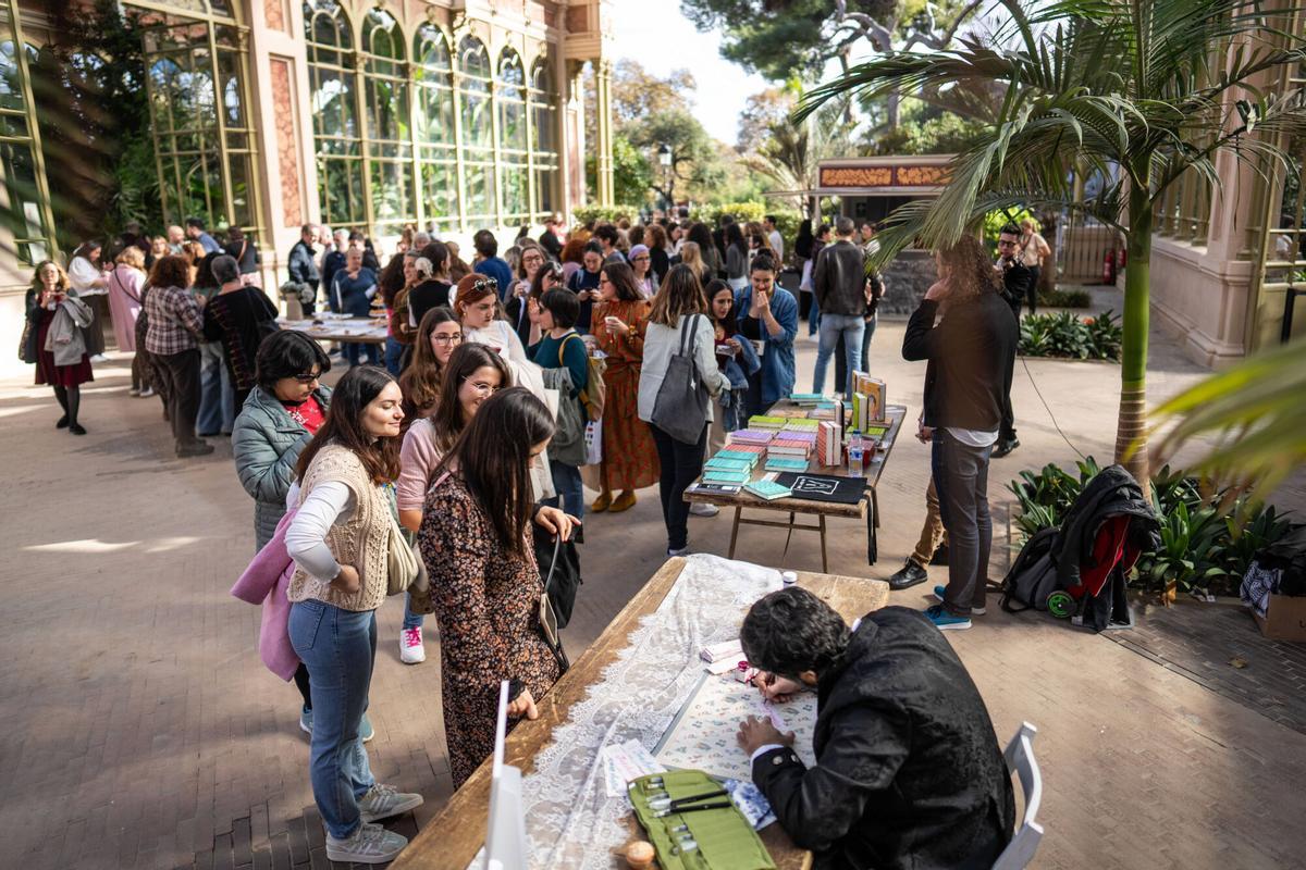 Lectores y admiradores de Jane Austen participan en una Reading Party en el Hivernacle del Parc de la Ciutadella con motivo del 250 aniversario del nacimiento de la autora británica