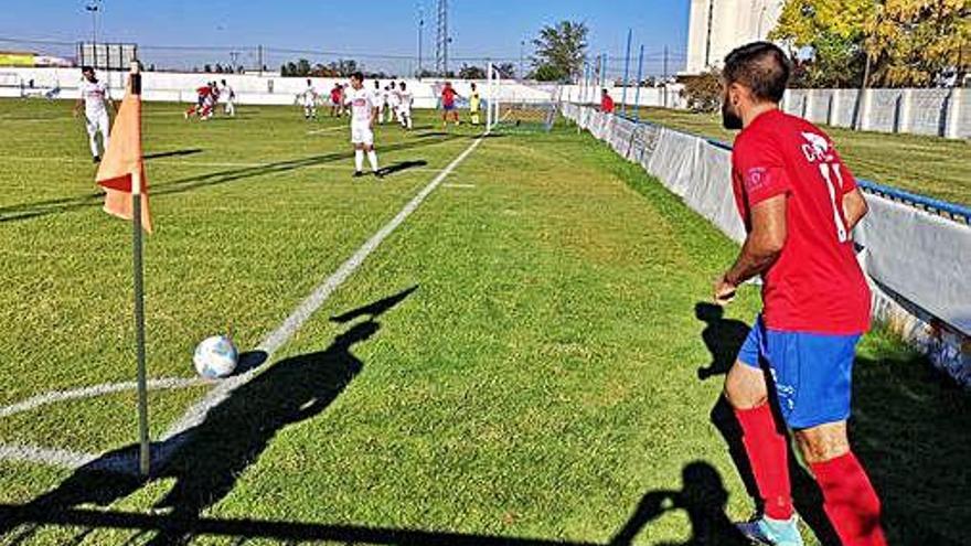 Un jugador del Benavente se dispone a sacar un córner en el Luciano Rubio.