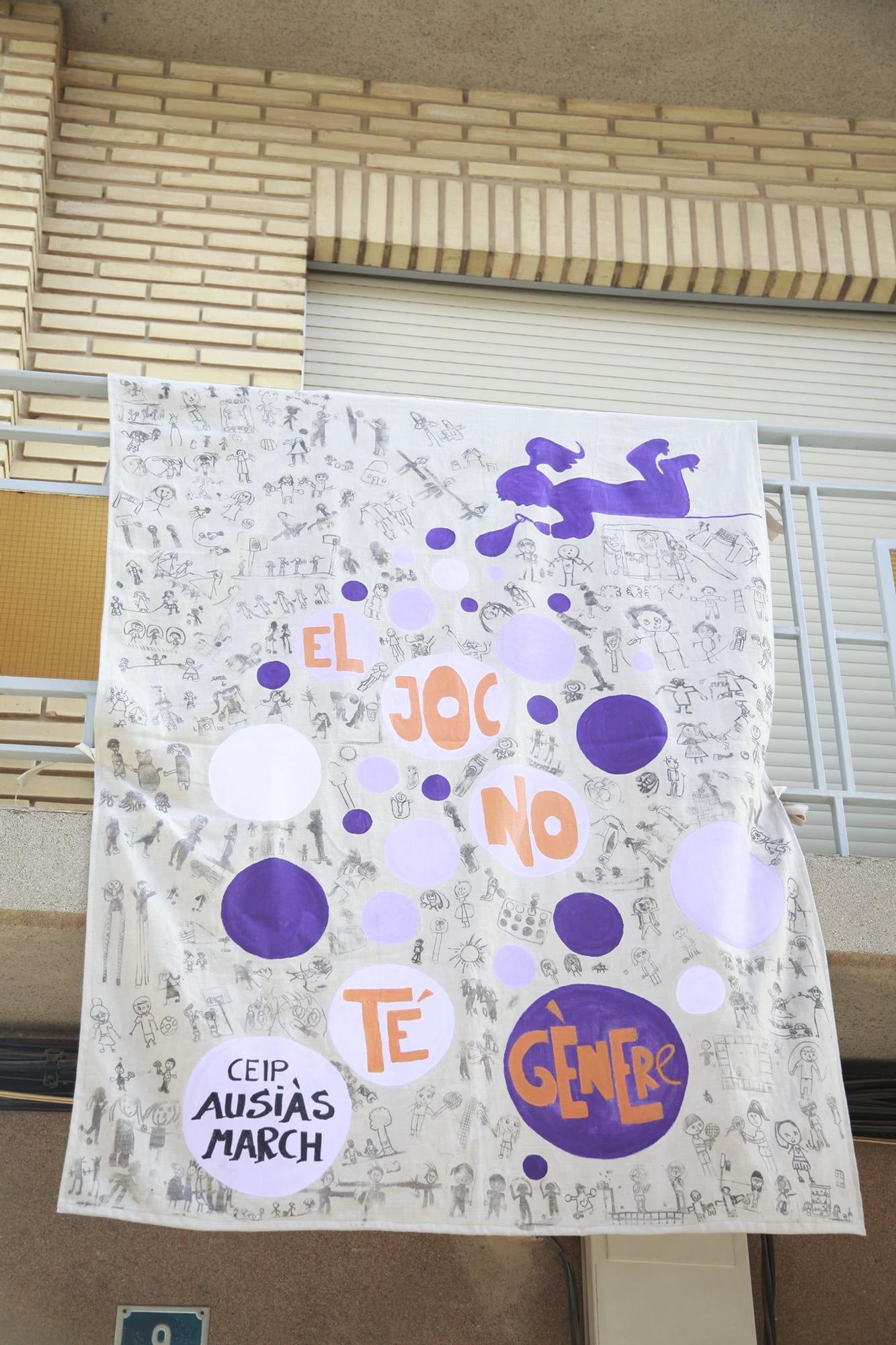 El feminismo   se reivindica   en los balcones   de Picanya