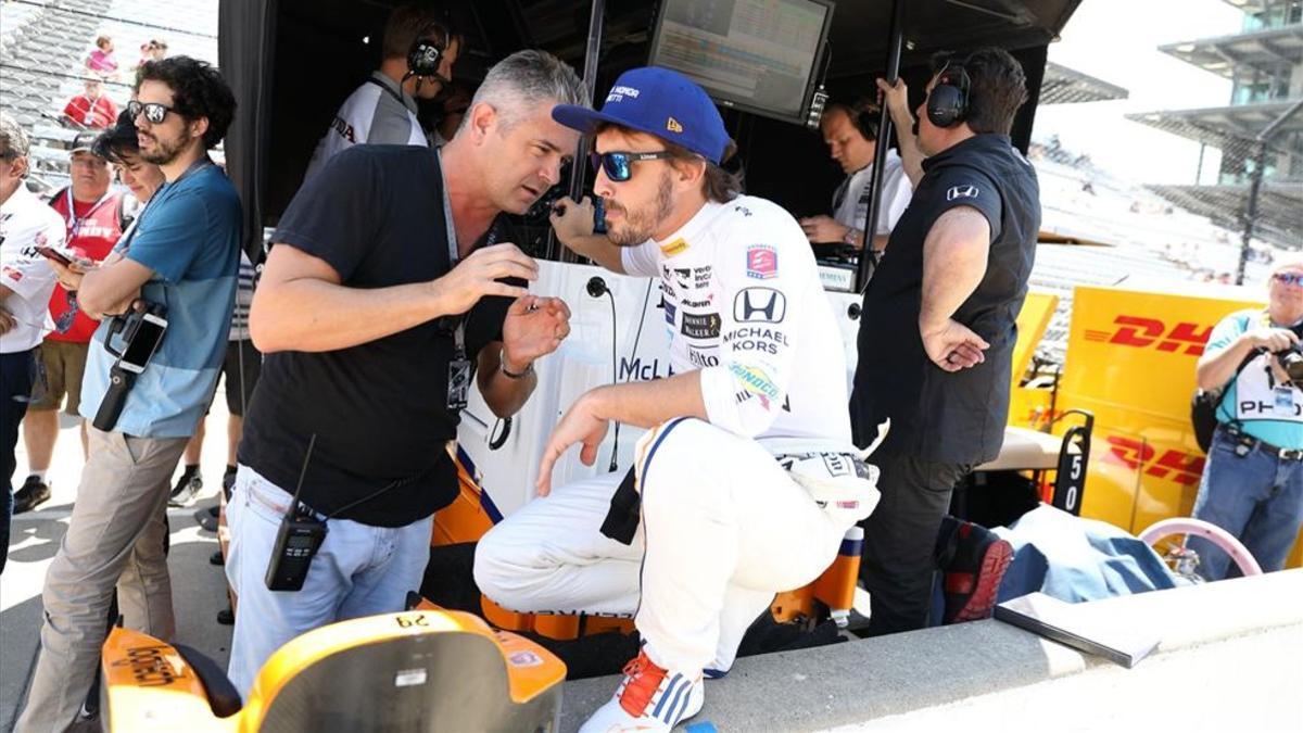 Gil de Ferran, dando instrucciones a Alonso en una jornada de entrenamientos