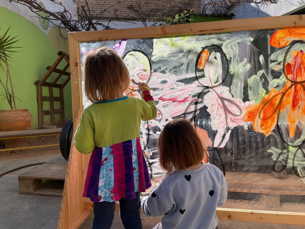 Dos xiquetes pintant Marc Granell com s’imaginaven que era abans de conéixer-lo.