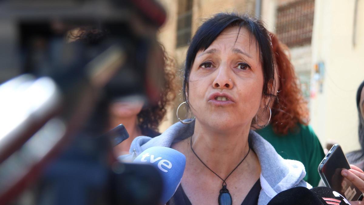 La portaveu d'USTEC, Iolanda Segura, atén la premsa
