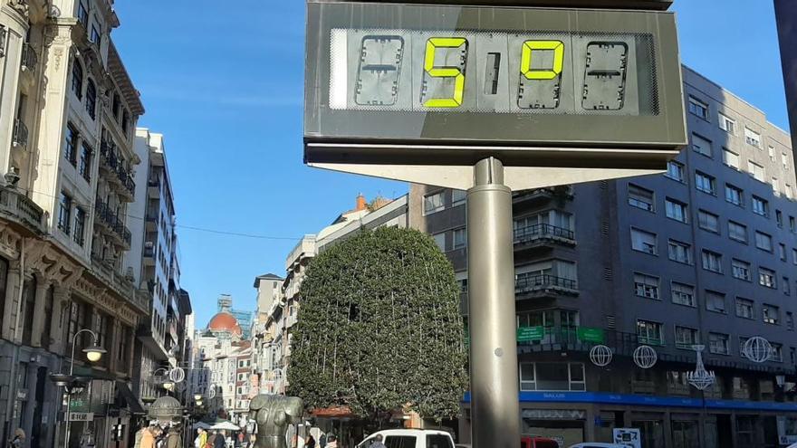 Un térmometro en Oviedo, con 5 grados avanzada la mañana.