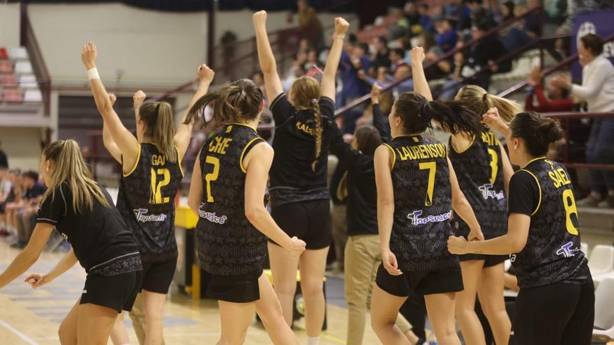 Celebración del triunfo de la Cordà de Paterna que les da acceso al play off de ascenso a Liga Femenina