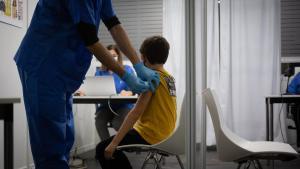 Un niño recibe vacuna contra el covid-19 en Caalunya.