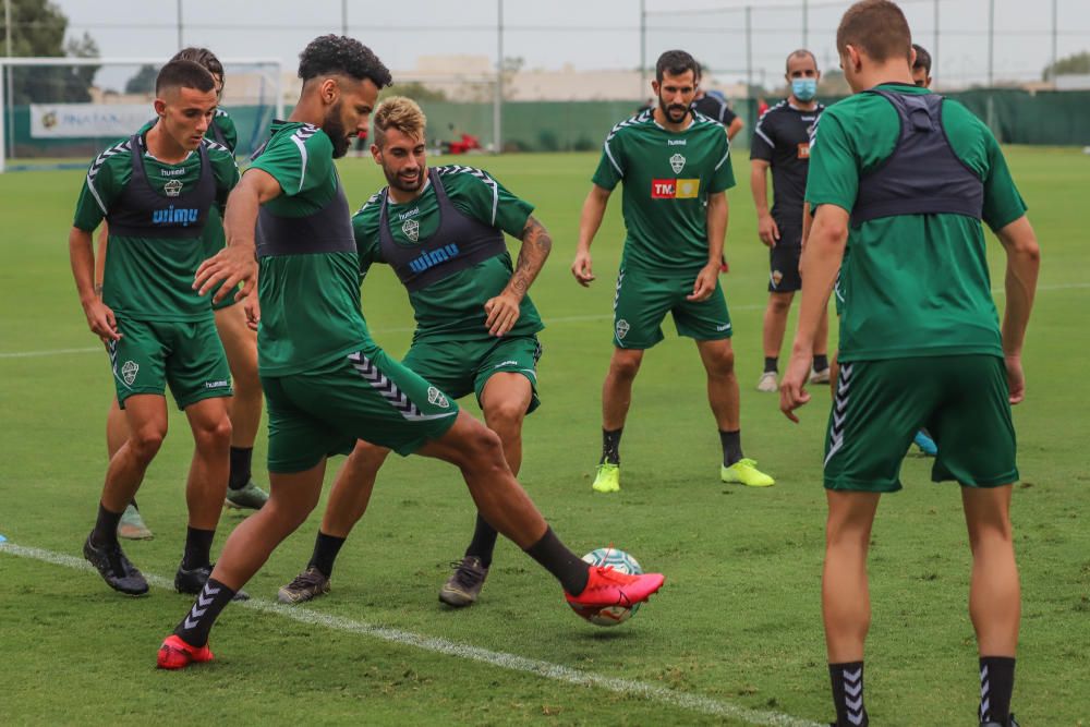 Se trata de su primer entrenamiento en este complejo deportivo para preparar el partido de mañana (22.00) en el Martínez Valero frente al Real Zaragoza.