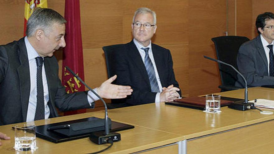 José Blanco, Ramón Luis Valcárcel y Francisco Jódar, tras la firma hoy del convenio