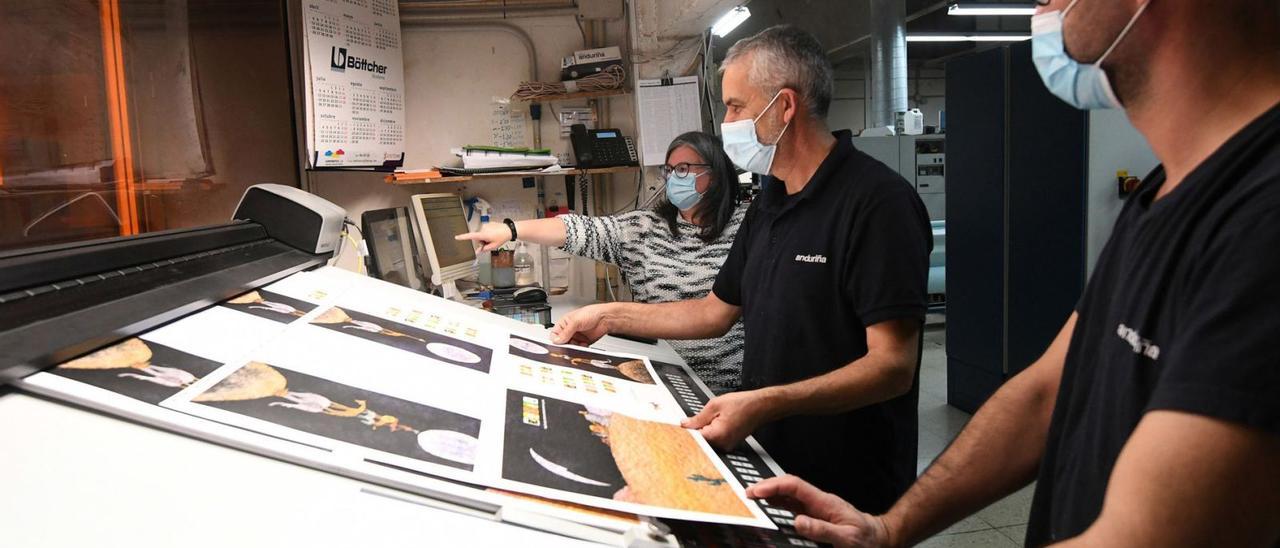 El equipo de Gráficas Anduriña trabajando en la impresión de un proyecto.