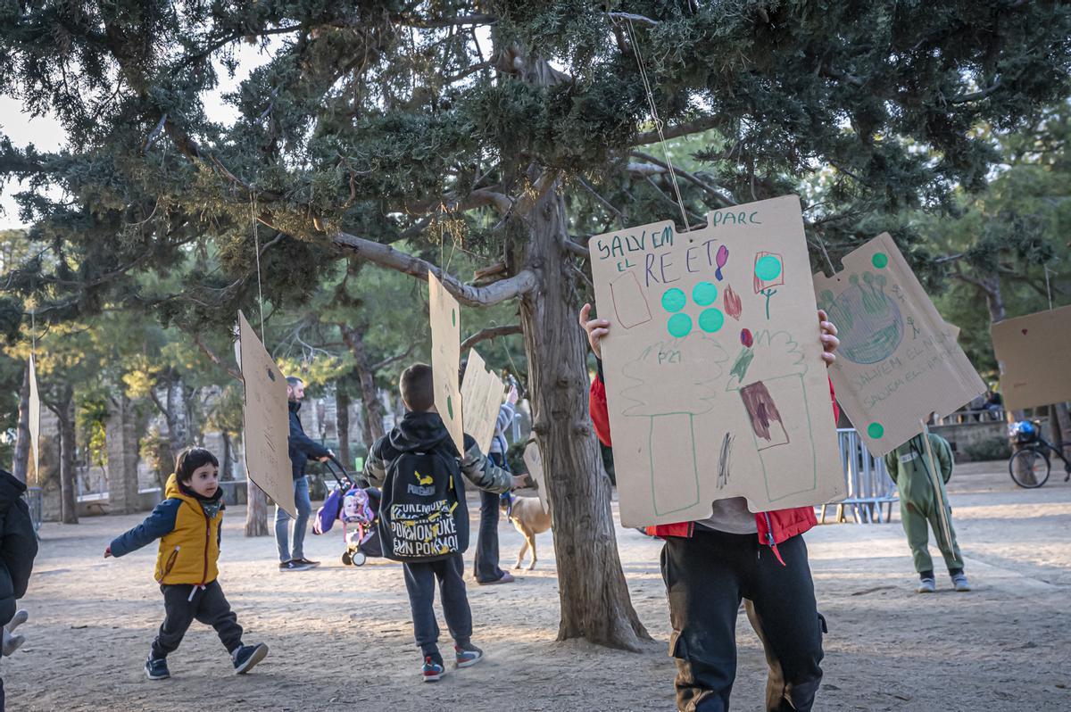 Vecinos del Eixample se manifiestan por primera vez en el parque Joan Miró contra la tala de 170 árboles por las obras de unión del FGC