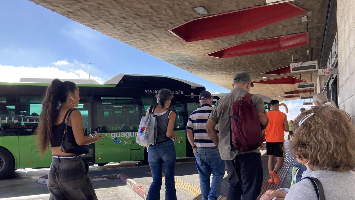 Pasajeros en el Intercambiador de La Laguna.