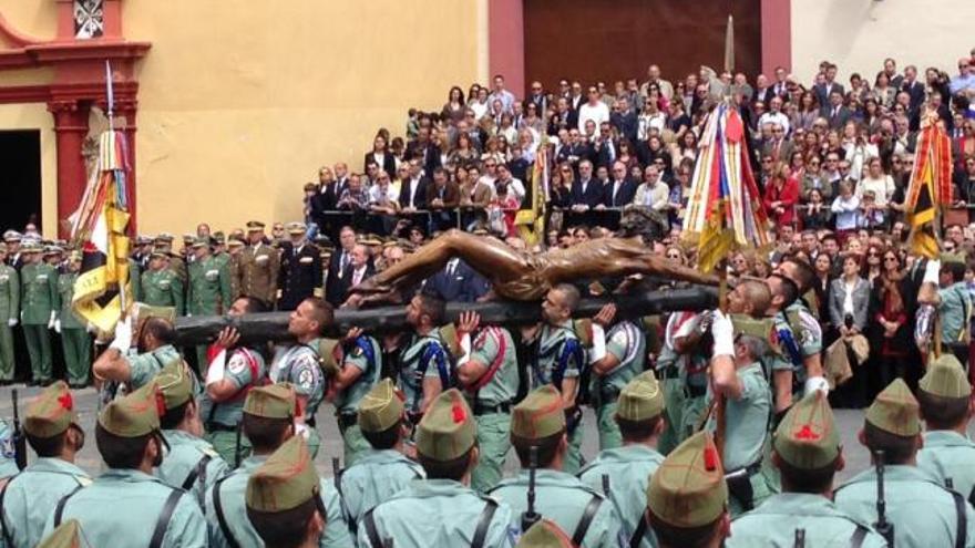 Málaga se vuelca con el Cristo de Mena