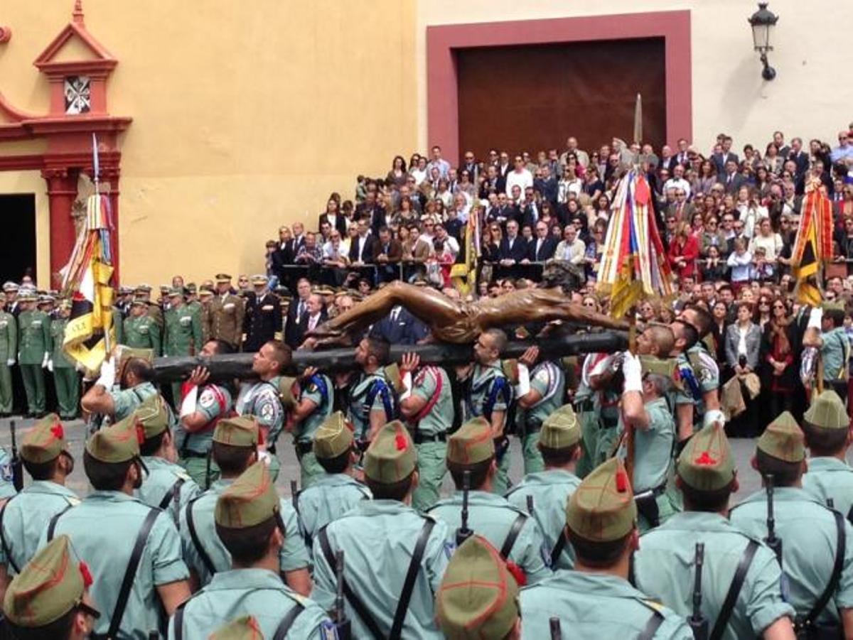 Málaga se vuelca con el Cristo de Mena