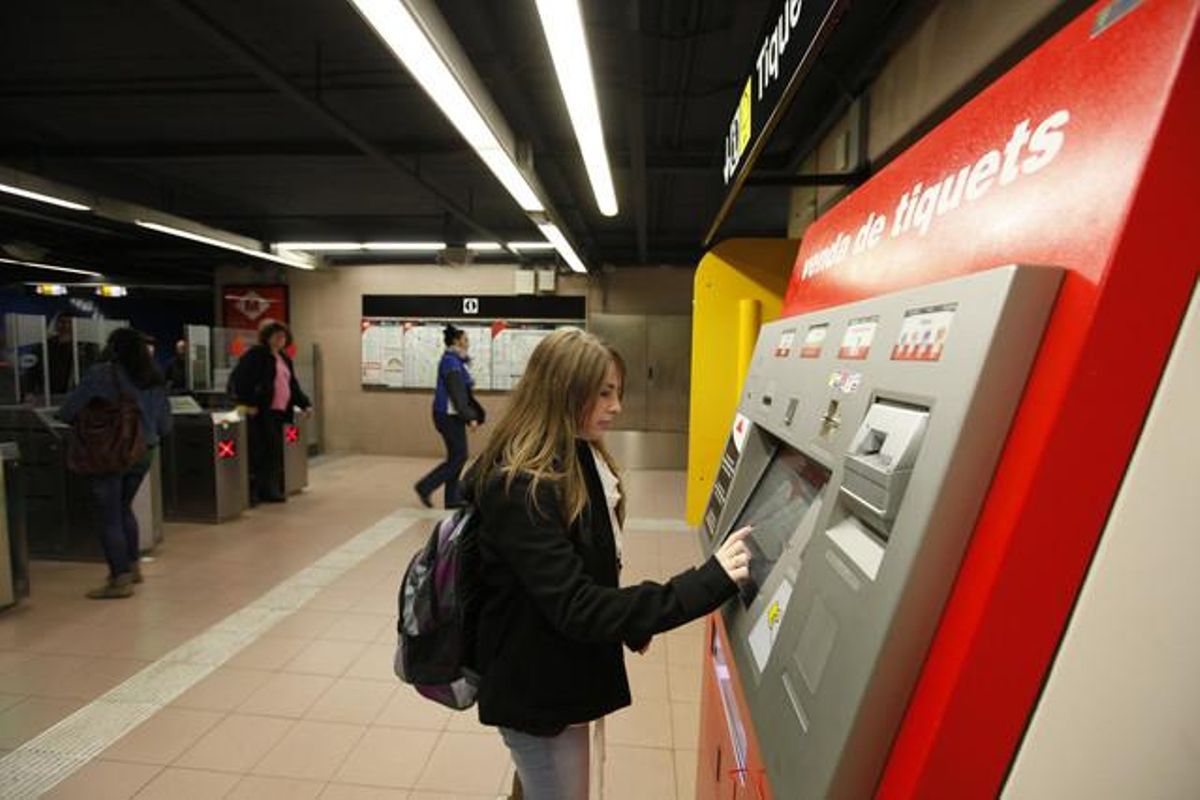 Yasmina López compra un bitllet de transport. Yasmina López compra un bitllet de transport.