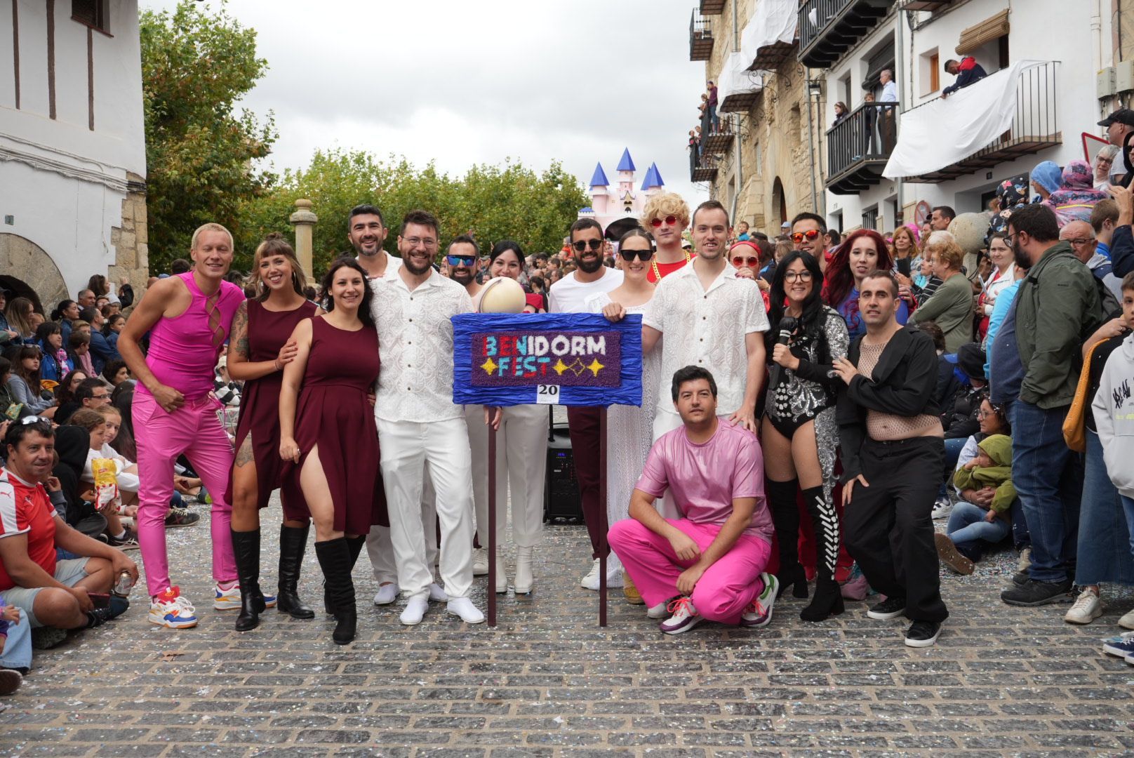 Batalla de confeti y desfile de carrozas en el Anunci de Morella