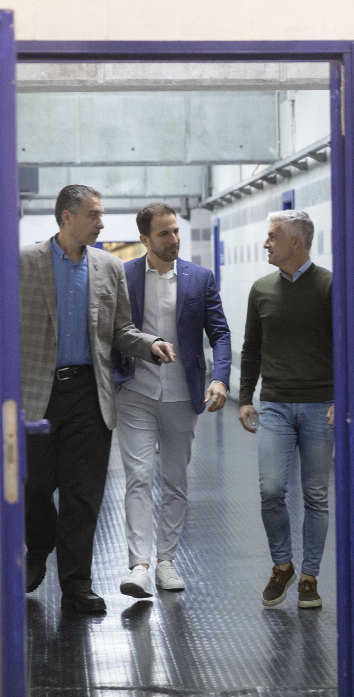 Peláez, Lleida y Suárez, en el interior del Carlos Tartiere. | Miki López