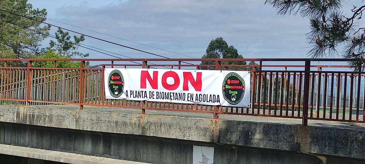 Una pancarta en contra de las plantas de tratamiento de purín.