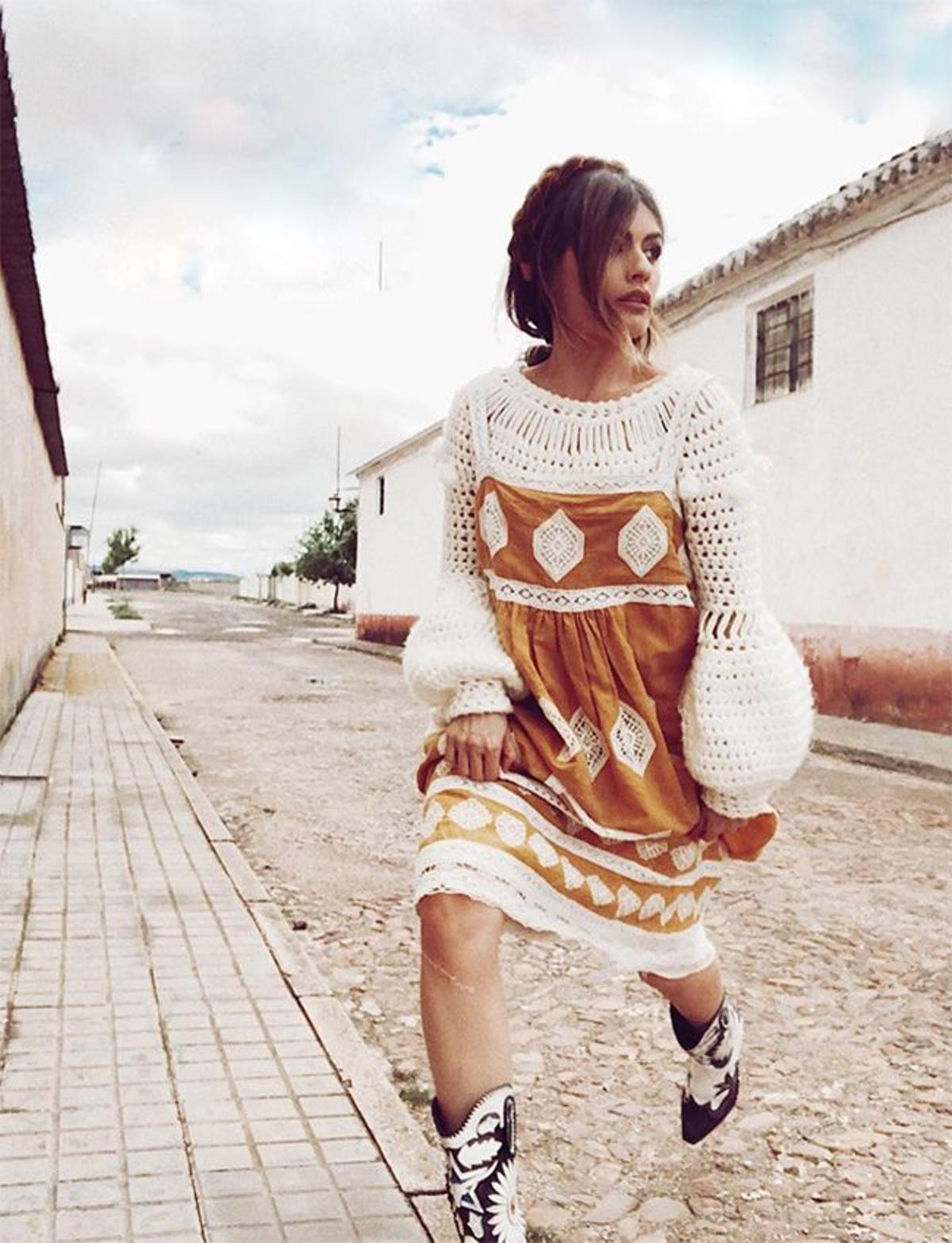 Con un vestido de inspiración 'boho'