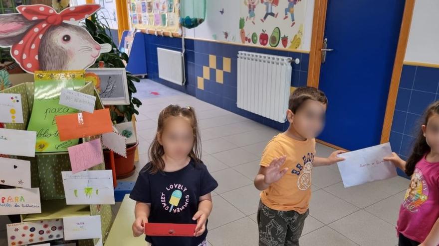 Alumnos del CEIP Morales del Vino con varias cartas escritas a mano. | CEDIDA