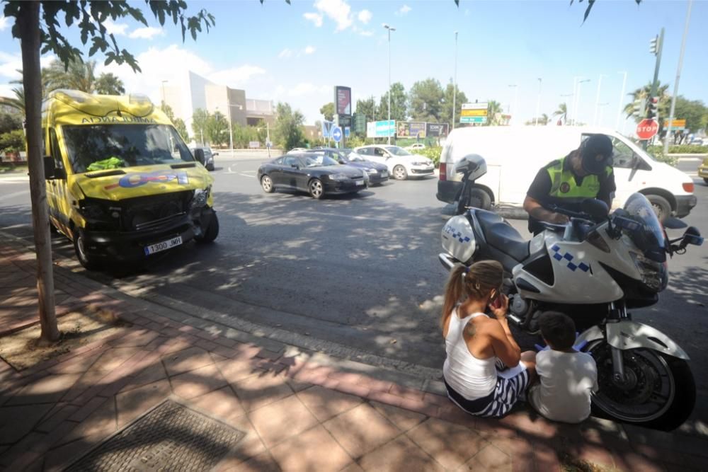 Una ambulancia choca contra un choque cuando iba d