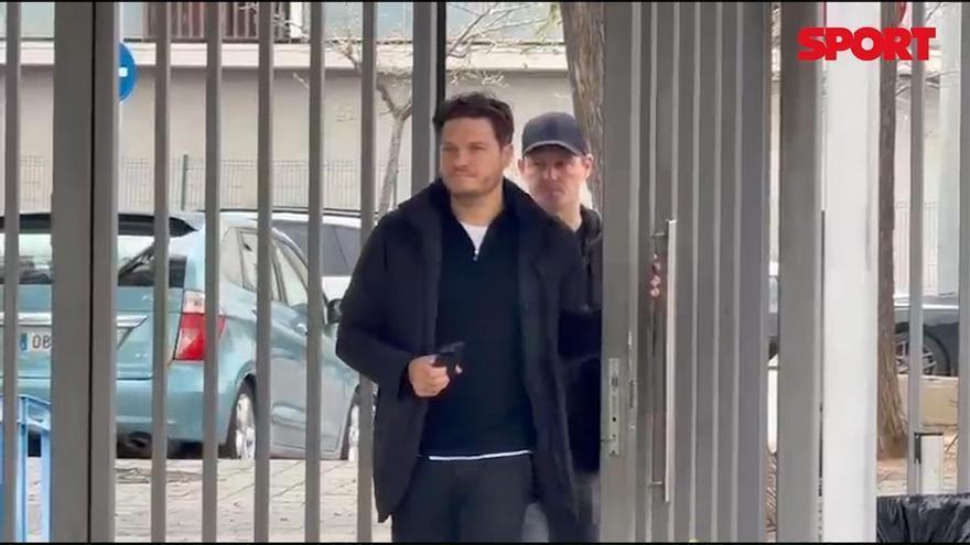 El exentrenador del Borussia Dortmund, Edin Terzic, junto a su segundo, Sebastian Geppert, llegando a la Ciutat Esportiva