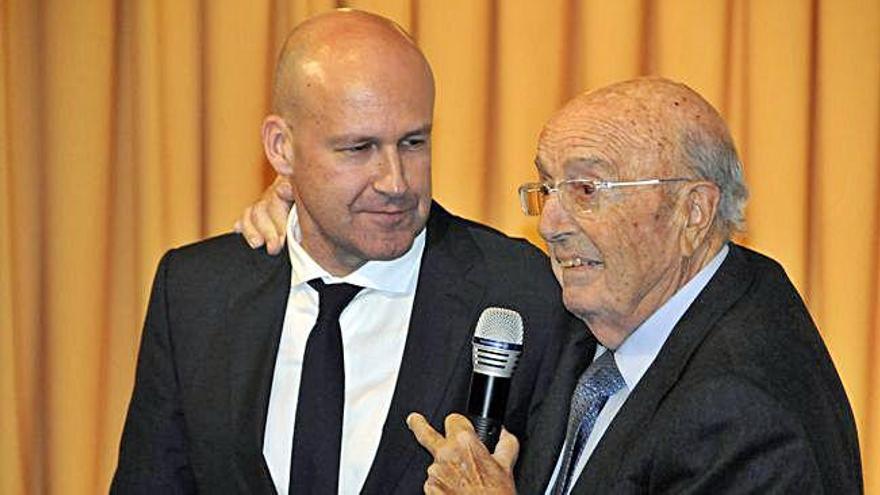 Josep Esteve Soler, amb Genís Sinca, durant la presentació a Manresa, el 2015, del llibre sobre el seu avi