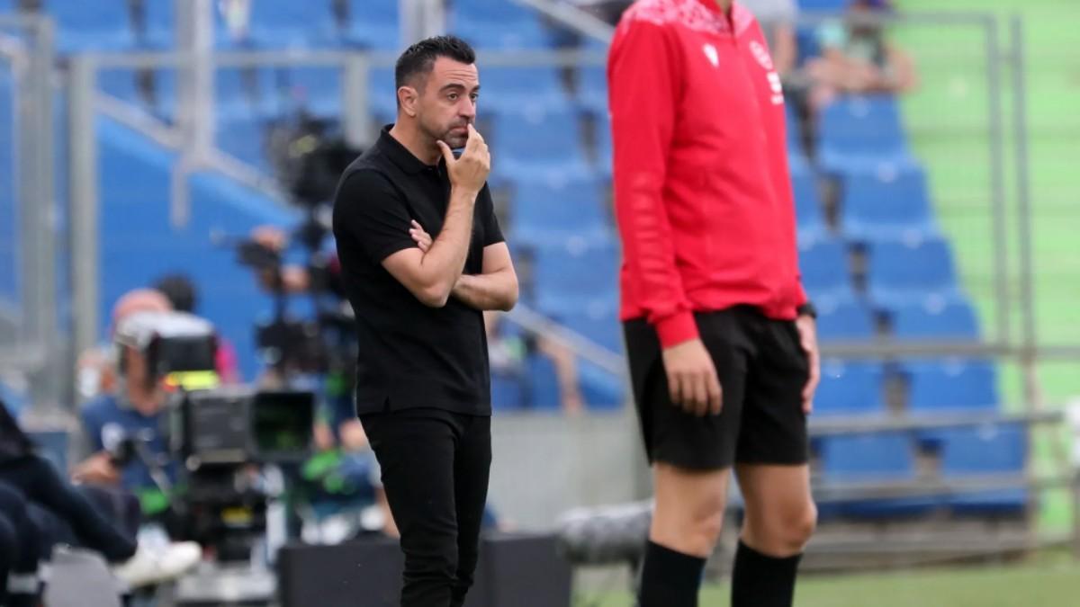 Xavi observa el Getafe-Barça desde la banda.