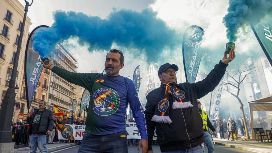 Policías y guardias protestan en la calle contra la reforma de la ley mordaza