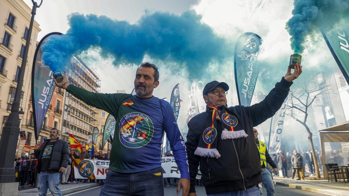 Policías y guardias protestan en la calle contra la reforma de la ley mordaza.