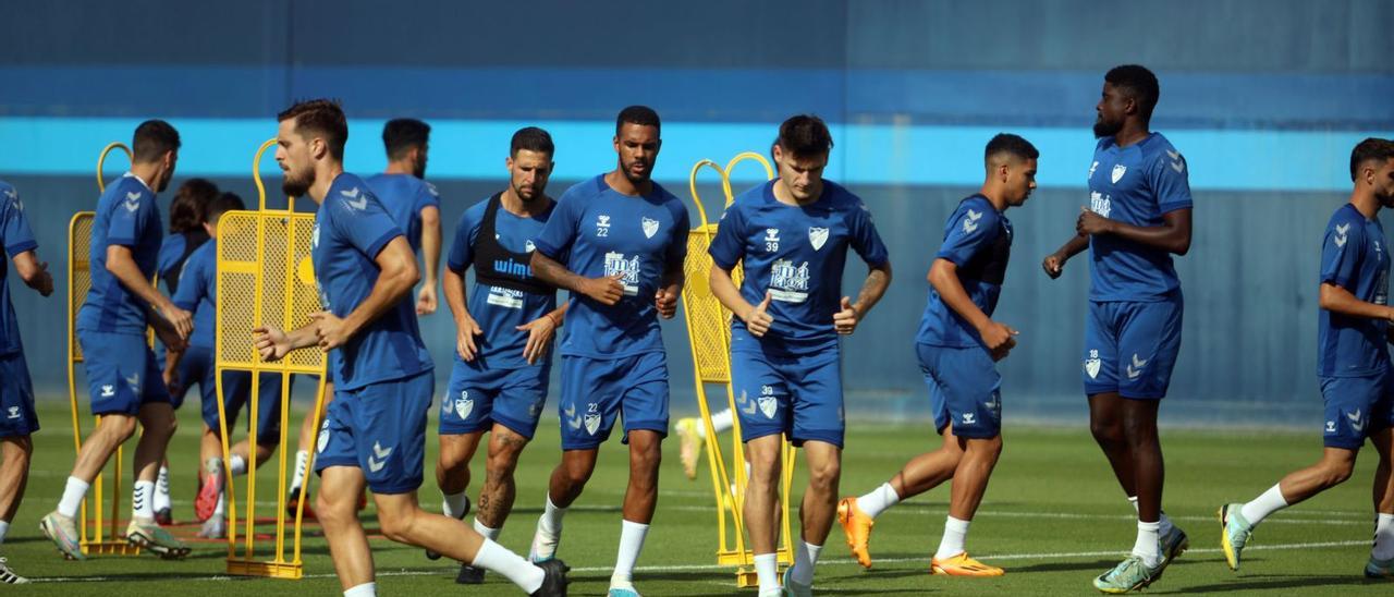 Los blanquiazules se ejercitan en el Anexo de La Rosaleda.