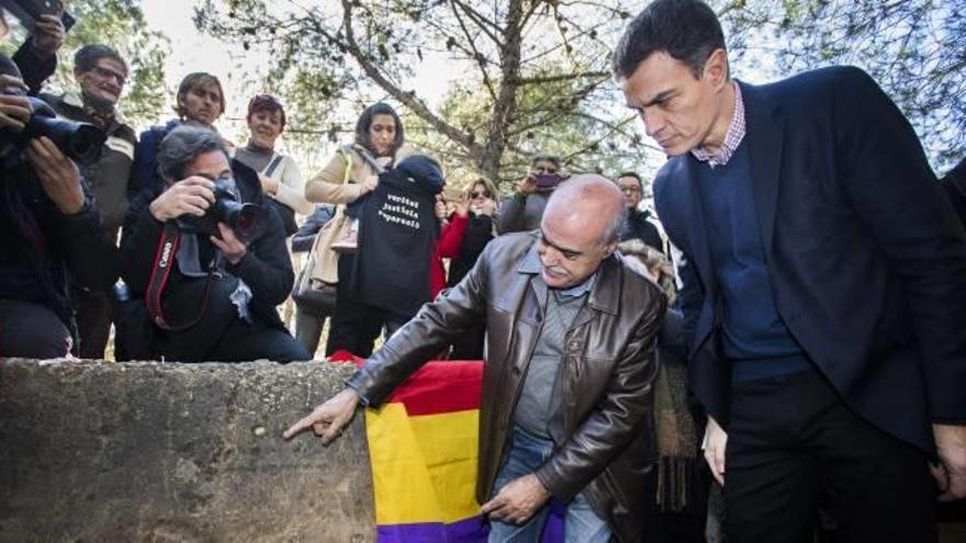 Pedro Sánchez, junto a la bandera republicana, acudió ayer a Paterna junto a otros redactores de su propuesta de ley de Memoria Histórica.
