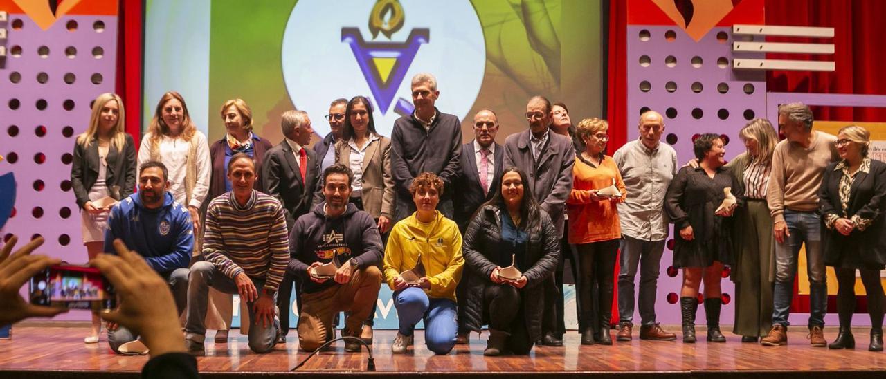 Foto de familia de los galardonados y autoridades al término de la gala del deporte. | María Fuentes