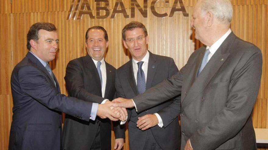 De izquierda a derecha, Francisco Botas, Juan Carlos Escotet, Alberto Núñez Feijóo y Javier Etcheverría, ayer, unen sus manos ante la nueva marca. x. álvarez