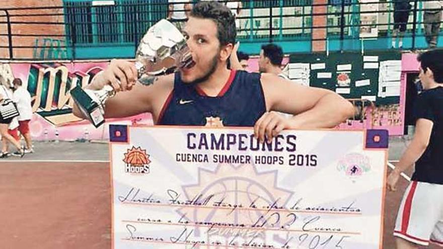 Toni Vicens posa con el cheque y la copa de campeón.