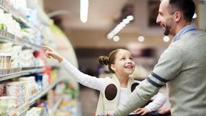 Un padre con su hija comprando en el supermercado