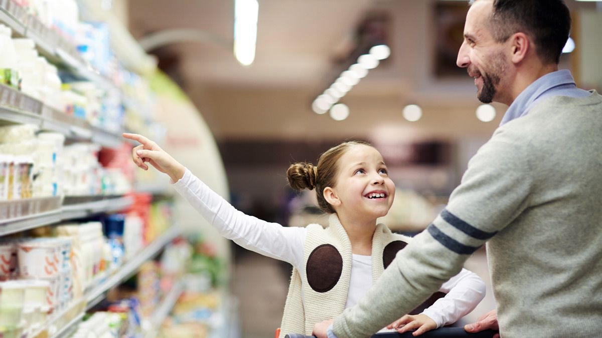 Un padre con su hija comprando en el supermercado