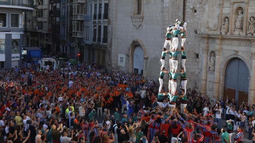 Decenas de  torres humanas  desafían el cielo  de Algemesí