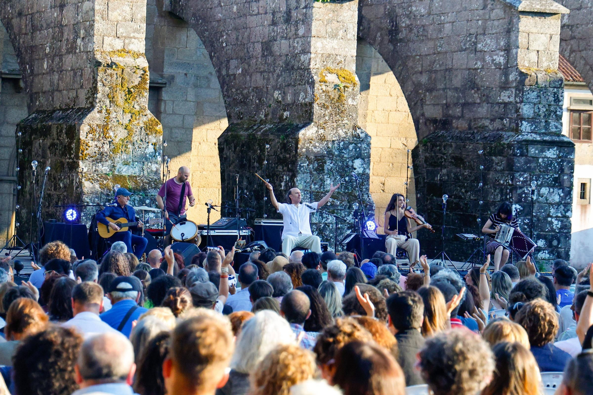 Carlos Núñez pechou o festival Folk na Beira do Sar cun concerto máxico na Colexiata
