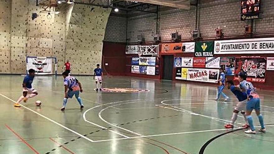 Un momento del partido entre el Atlético Benavente y el Ciudad de Arévalo.