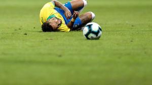 AME713  BRASILIA  BRASIL   05 06 2019 - El jugador de Brazil Neymar se lamenta en el campo este miercoles en el partido amistoso entre Brasil y Catar  en el Estadio Mane Garrincha  en la ciudad de Brasilia  Brasil   EFE Antonio Lacerda