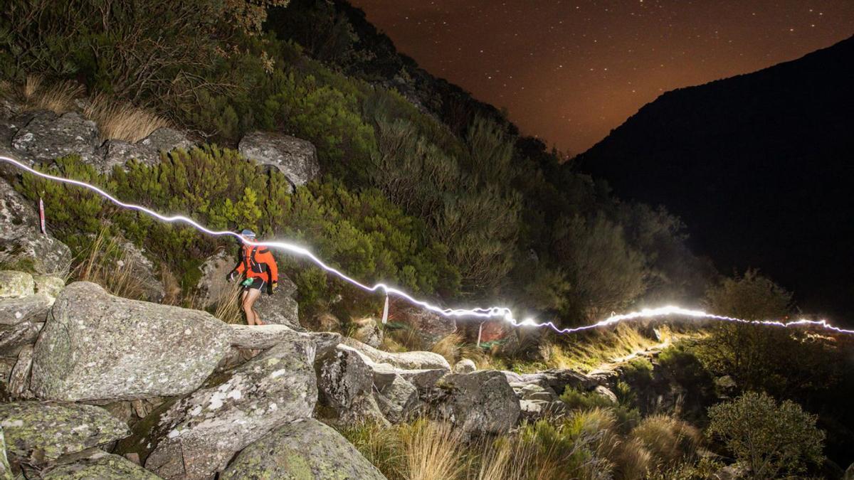 Corredores en una etapa nocturna atletismo organizada por el presidente de Ultra Sanabria.