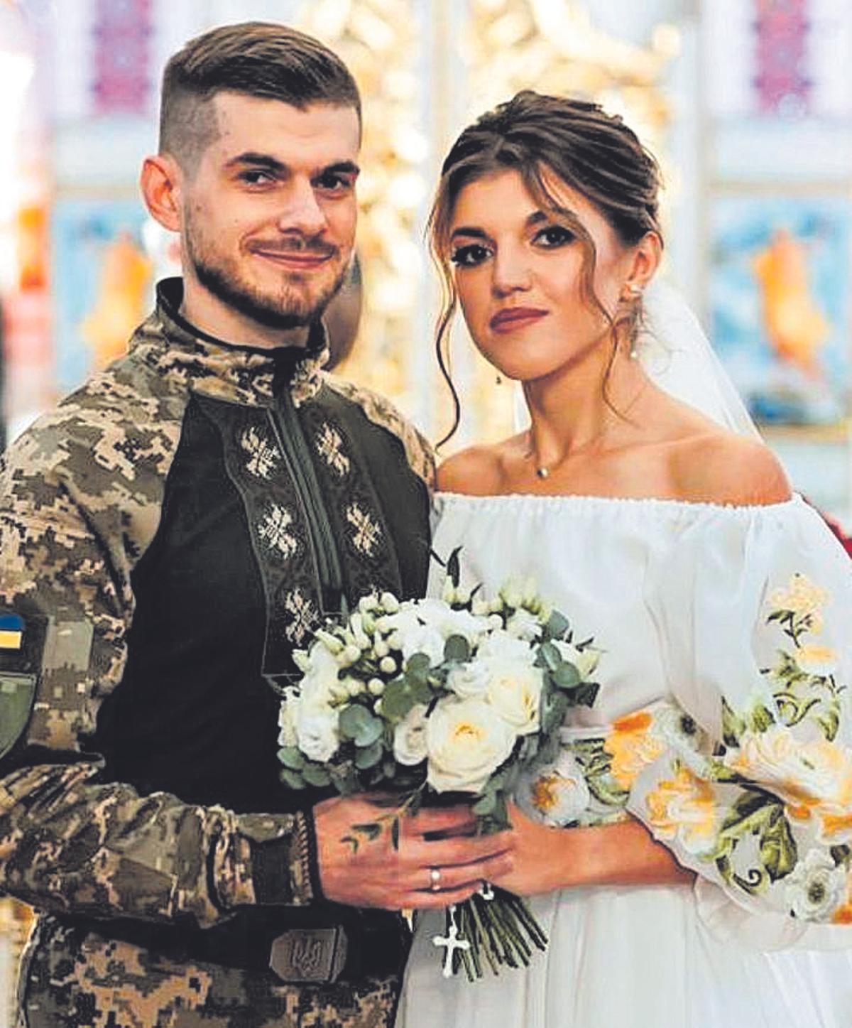 Una pareja feliz  Roman y Olha, el día de su boda en Ucrania en noviembre pasado.